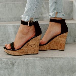 HIGH EXPECTATIONS CLASSIC WEDGE SANDAL IN TAUPE - 7 / BLACK

Never worn!